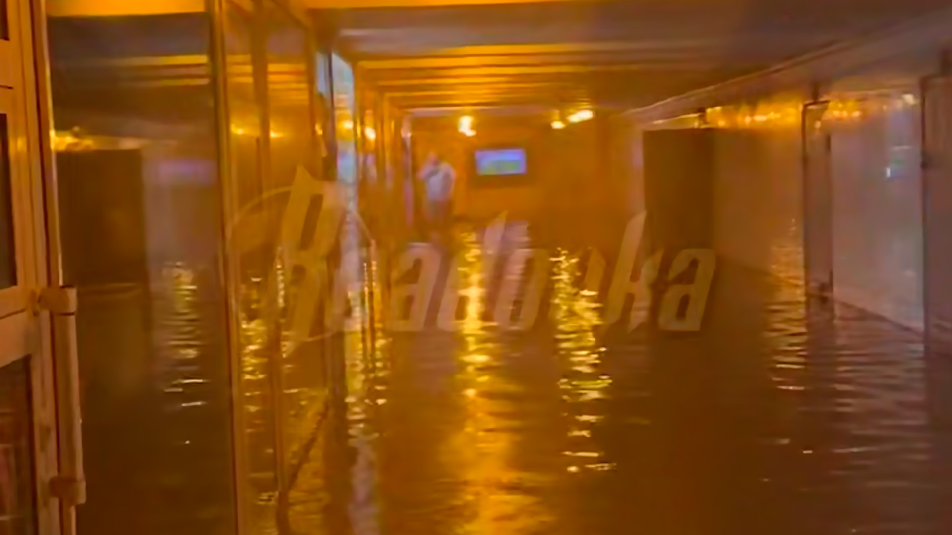 В Москве из-за мощного ливня затопило переход у станции метро «Рижская»