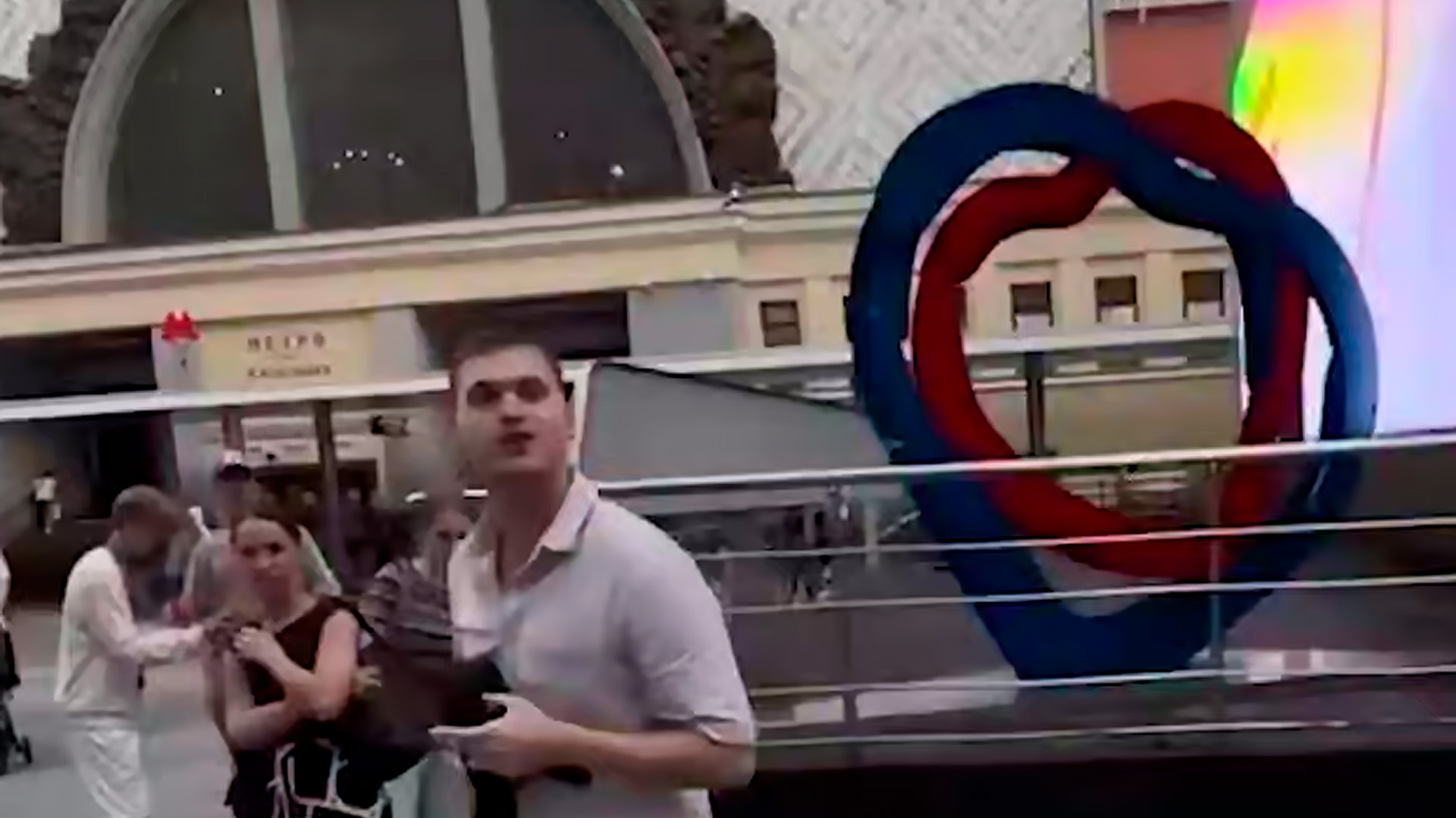 В Москве мужчина ударил девушку ногой в спину за отказ от знакомства