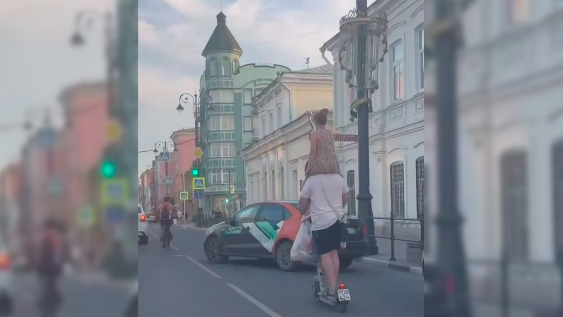 Самарец прокатился на электросамокате с ребенком на шее и пакетами в руках