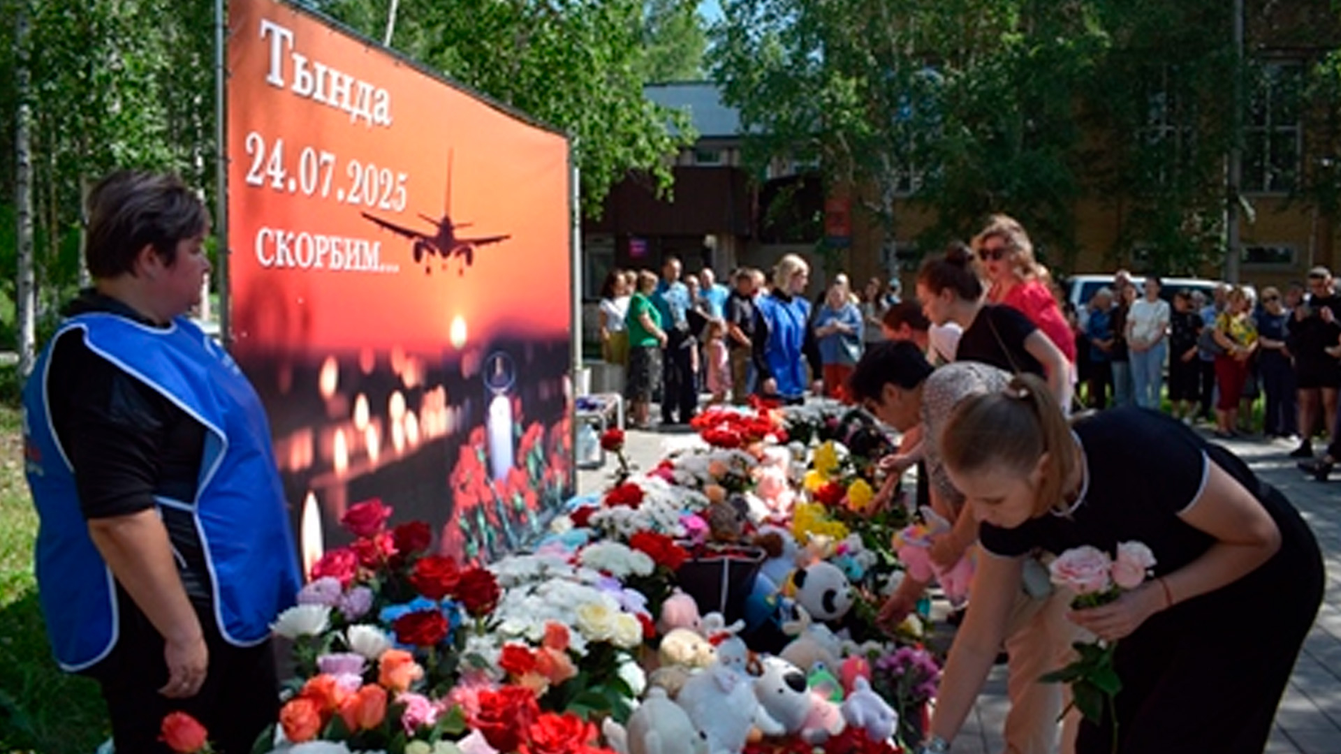 В Тынде появился стихийный мемориал в память о жертвах крушения Ан-24