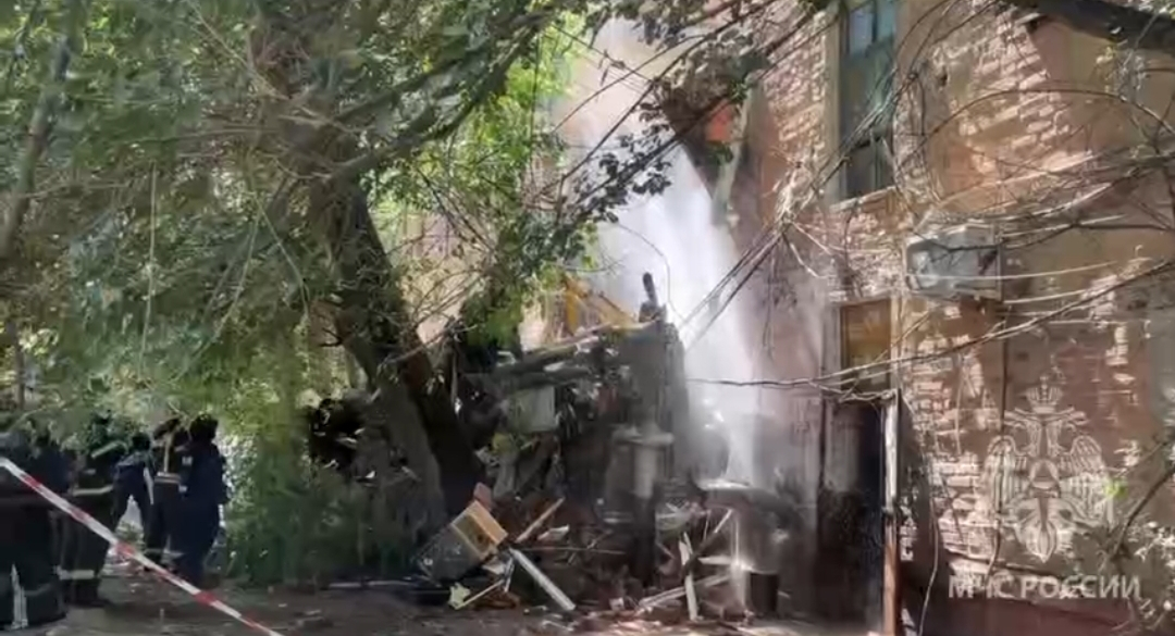 В Астрахани в результате взрыва рухнул подъезд