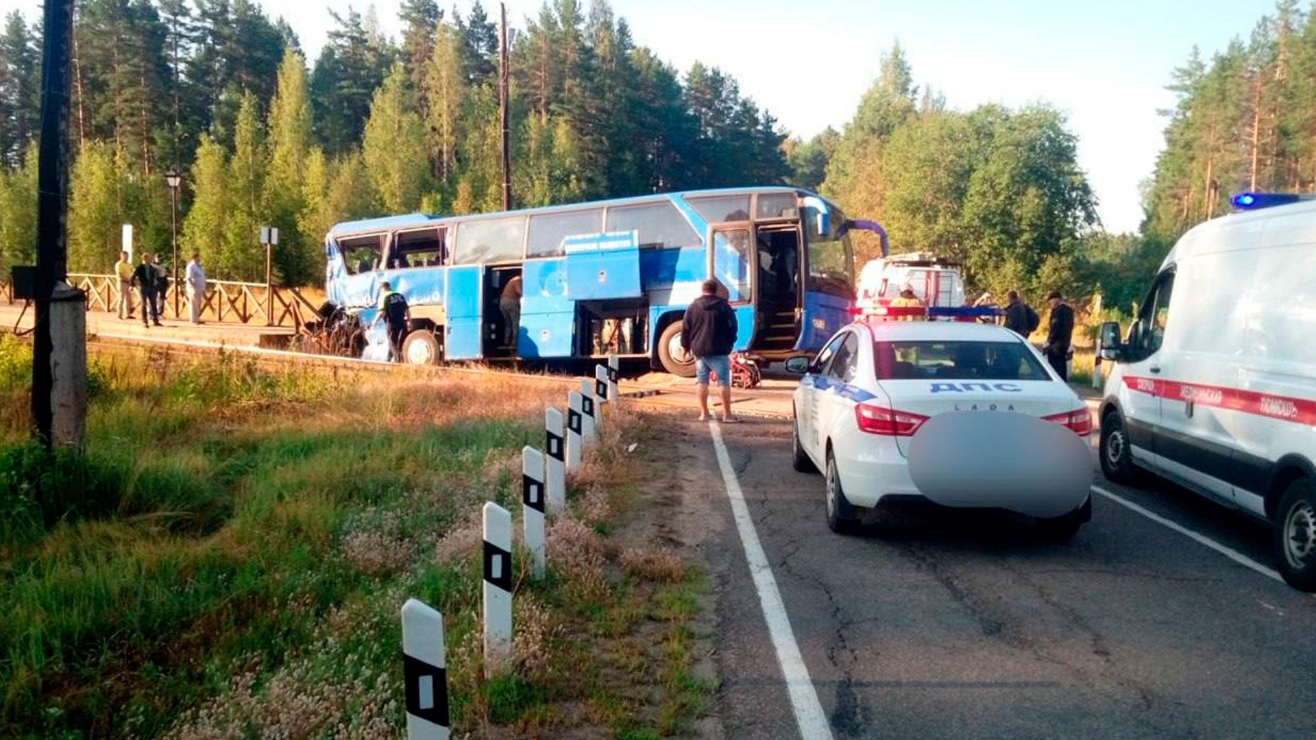 В Ленобласти автобус с паломниками столкнулся с грузовым поездом