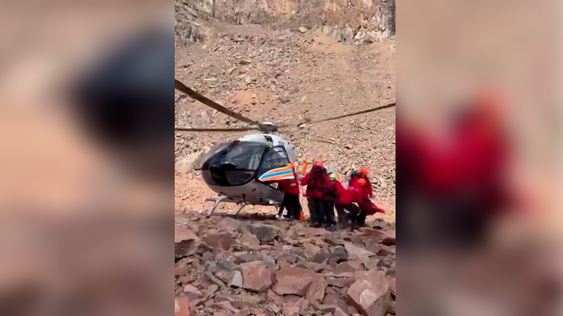 В горах Казахстана 13 часов спасали придавленного камнем российского пенсионера