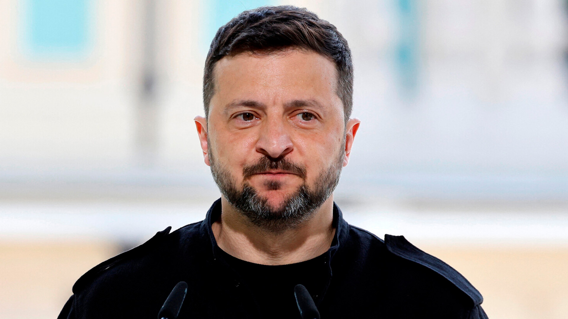 Зеленский пообещал разрешить украинцам до 22 лет выезд из страны