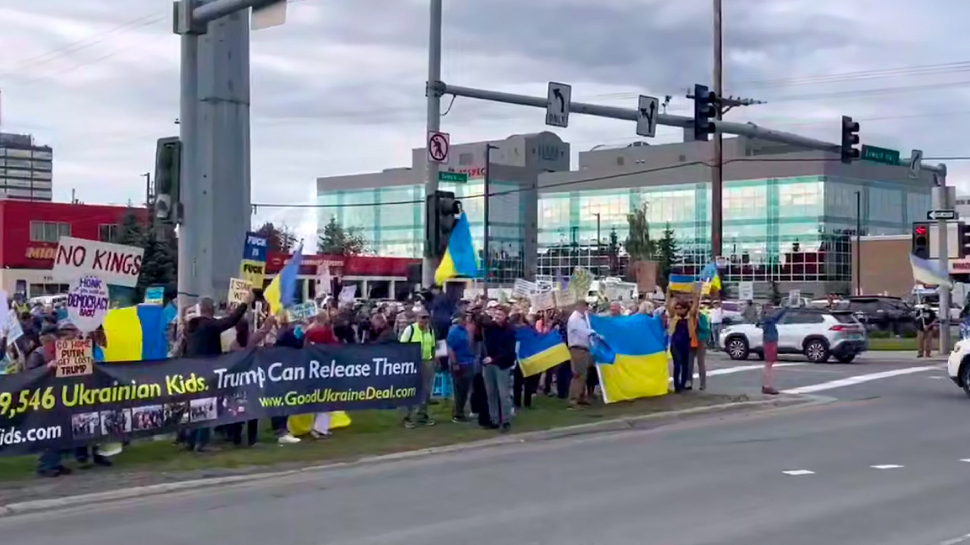 В Анкоридже проукраинские активисты организовали мини-митинг