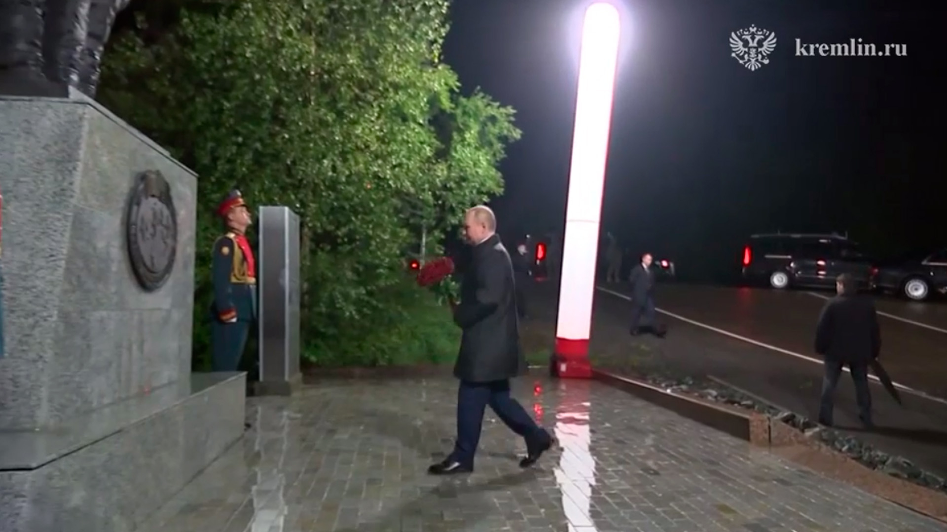 Путин возложил цветы к мемориалу «Героям АлСиба» в Магадане