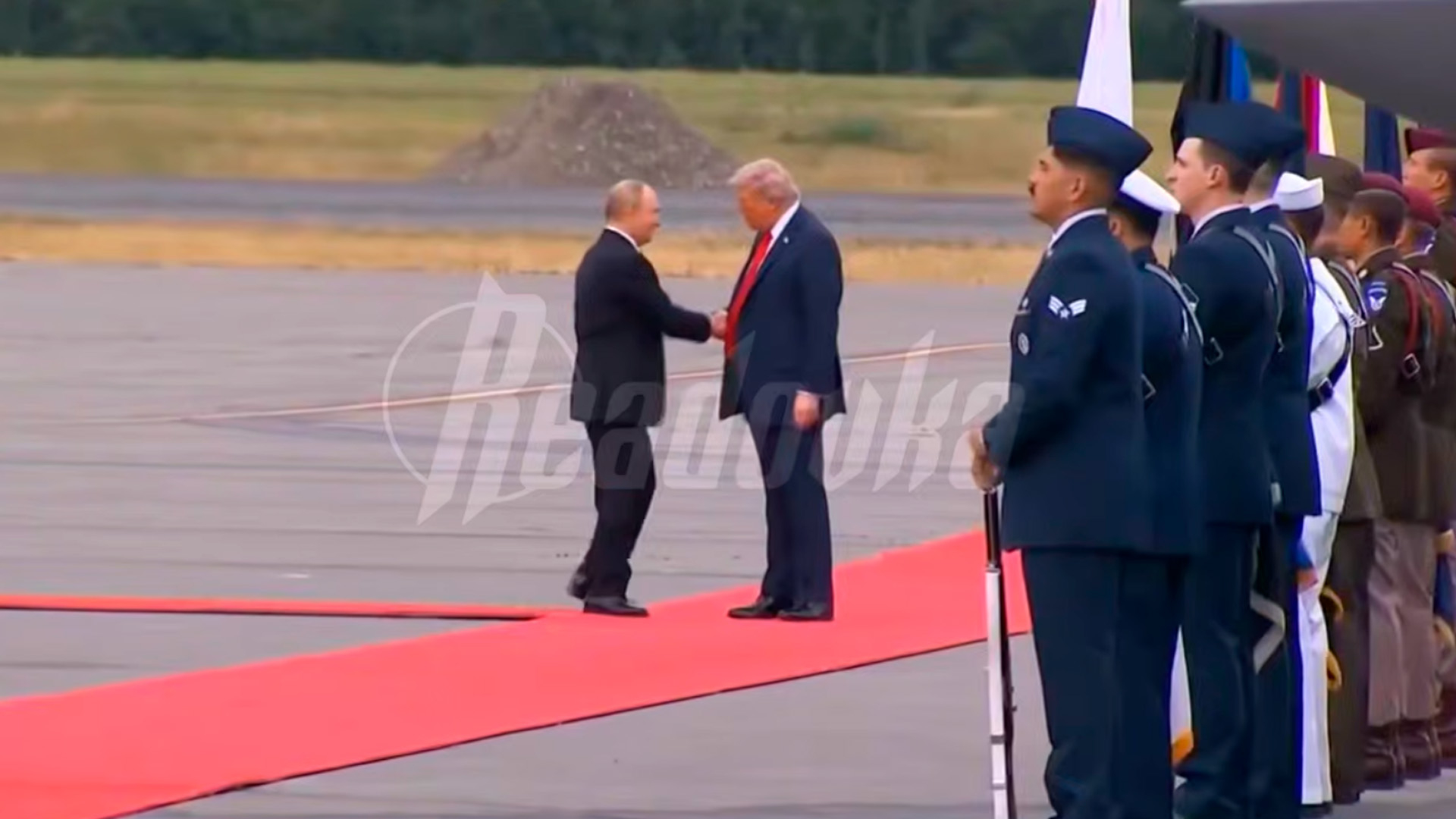 Трамп и Путин одновременно покинули самолеты