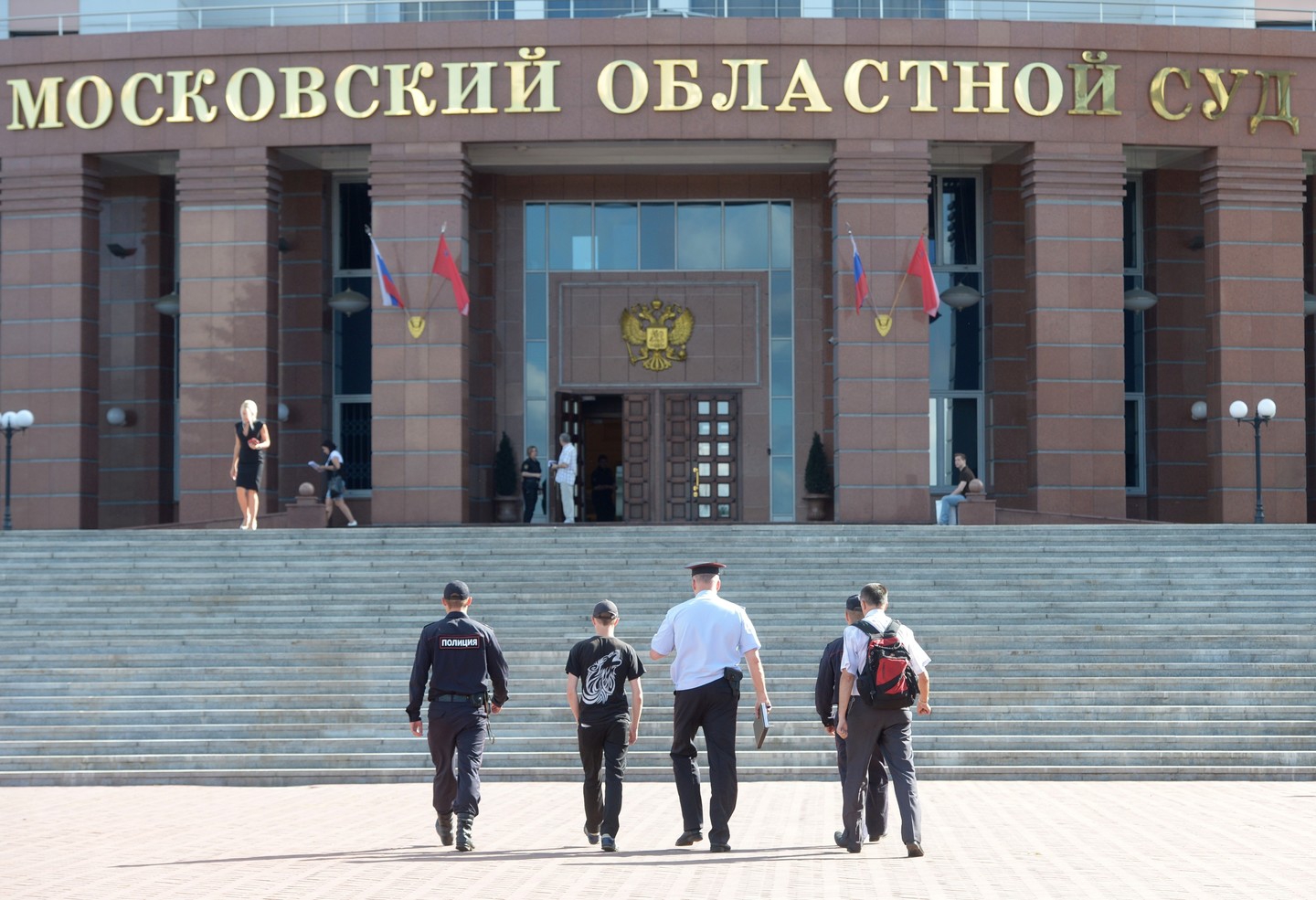 Секретарь Мособлсуда: завладеть оружием конвоиров 