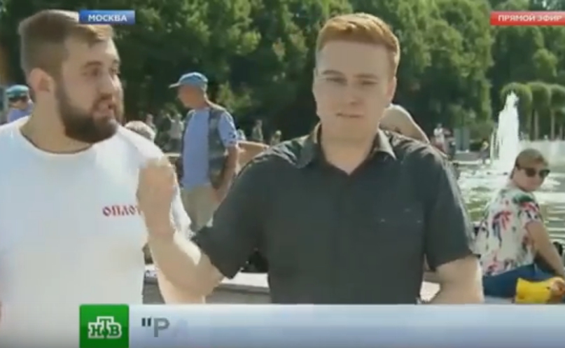 Пьяный на празднике ВДВ напал на журналиста в прямом эфире