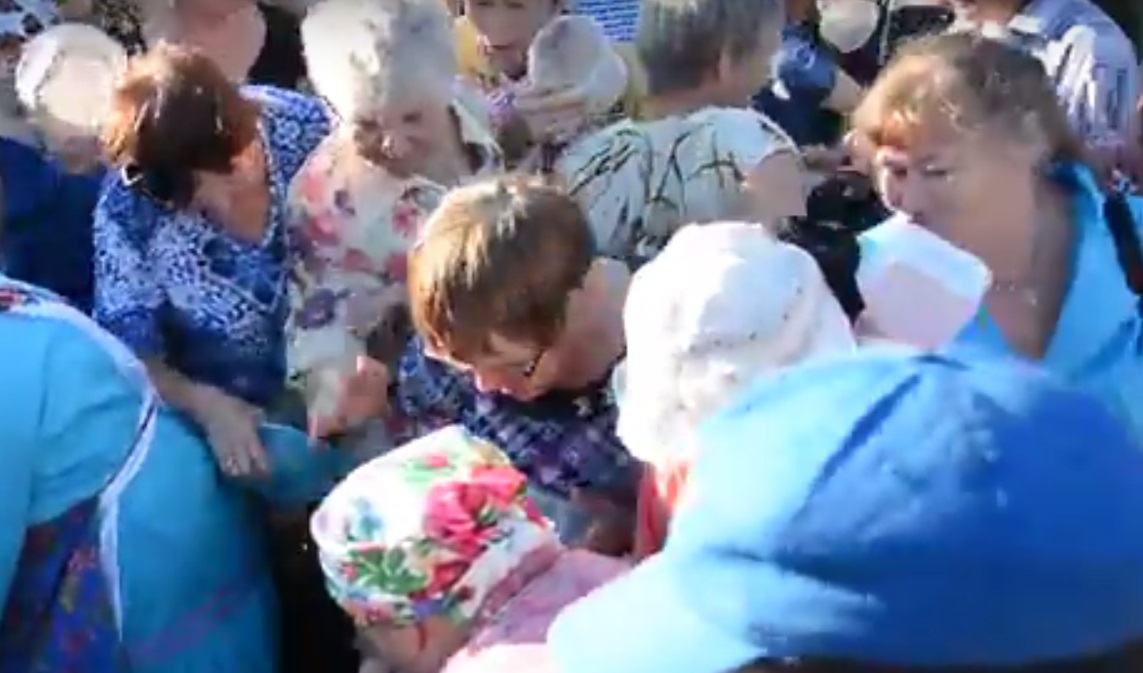Видео: в Ижевске пенсионерки подрались из-за бесплатной каши