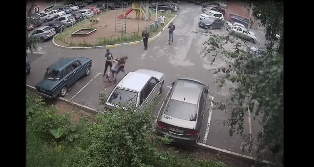 «Ногой в голову»: неизвестные избили девушку-подростка