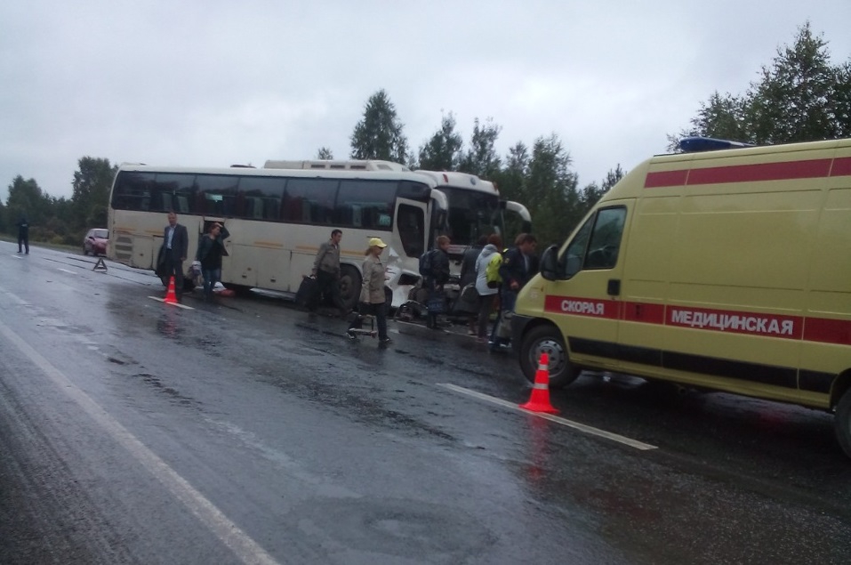 Автобус «Санкт-Петербург-Смоленск» протаранил иномарку