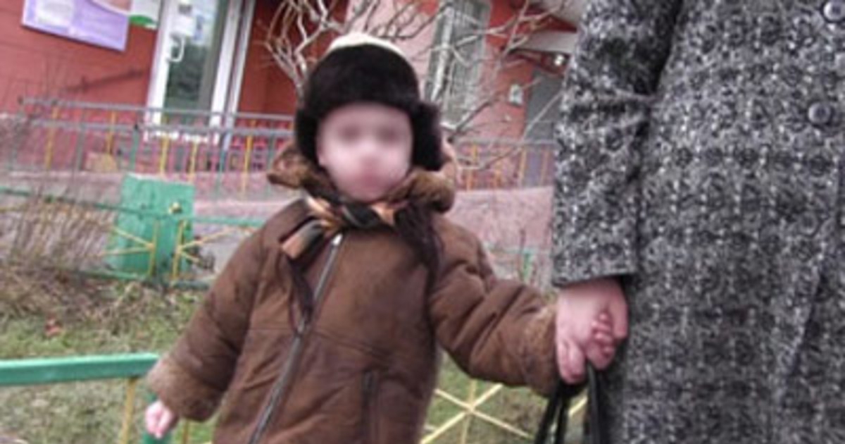 Приемный отец и его родной сын много лет насиловали детей