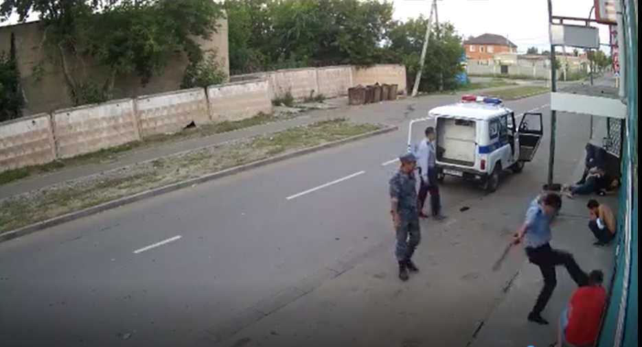 «Добивали ногами в голову»: полиция избила посетителей кафе