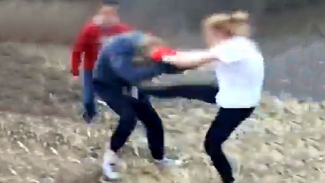 Школьница порезала весь живот и шею подростка