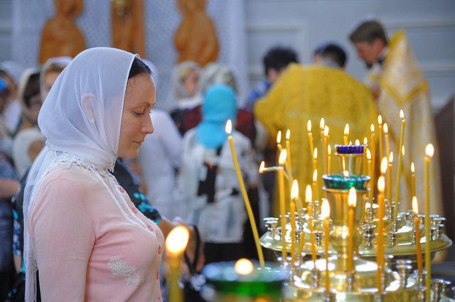 Женщина получила сотрясение мозга от удара крестом священника