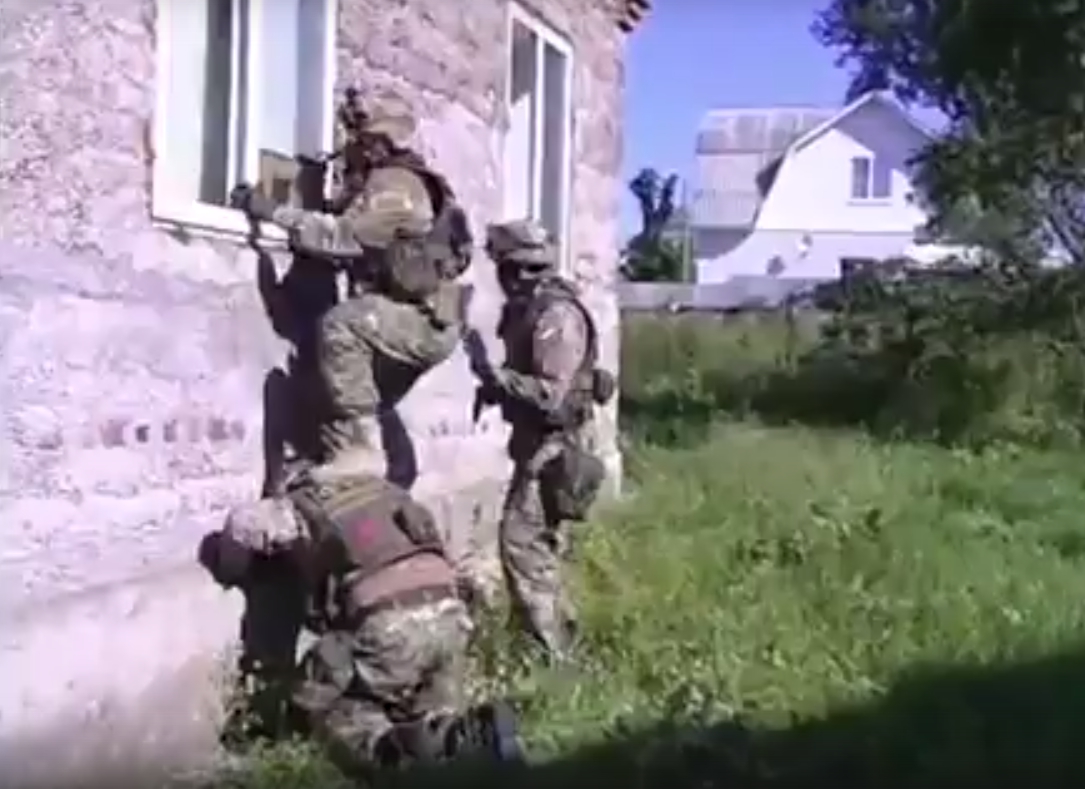 Видео: ФСБ штурмом берет нарколабораторию в Смоленске