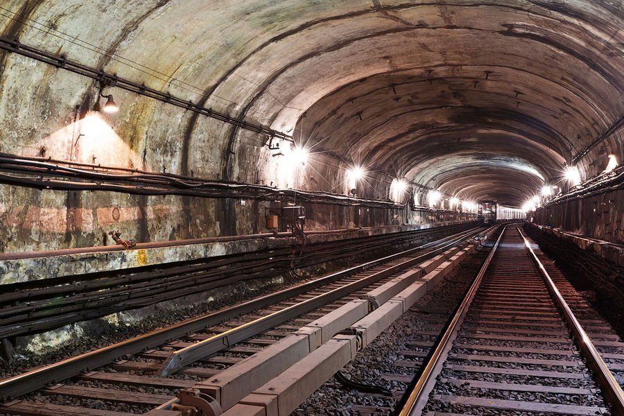 В московском метро поезд врезался в стену