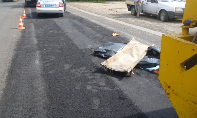 На трассе M1 под Смоленском каток насмерть задавил рабочего