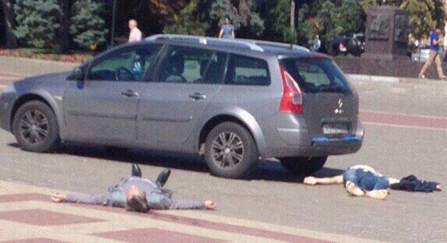 Мужчина вытащил из багажника труп, а после выстрелил в себя