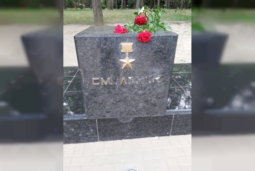 Хулиганы осквернили постамент Смоленска в Алматы