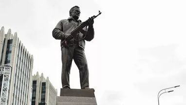 В Москве разгорается скандал с памятником Калашникову