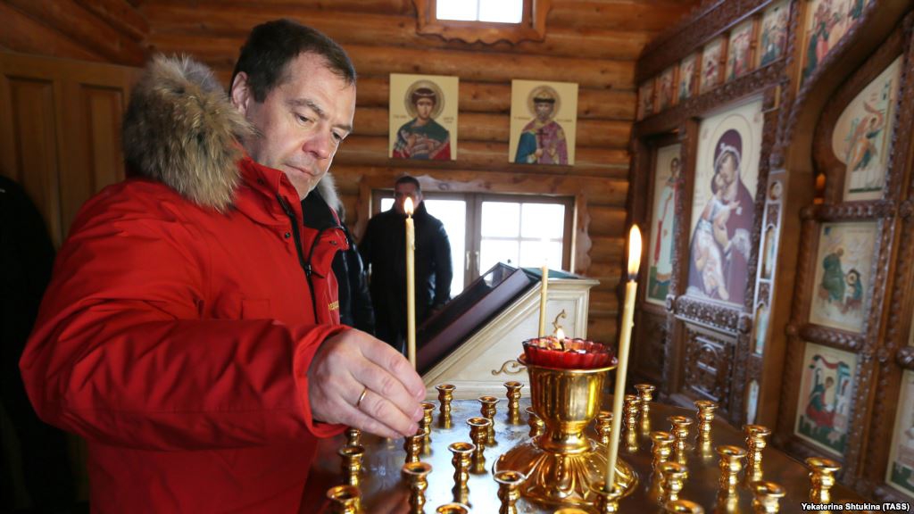 Дмитрий Медведев утвердил правила пользования кадилом