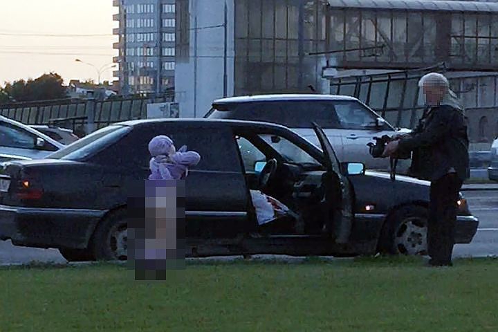 Сообщившую о снимавшем полуголого ребенка мужчине москвичку допрашивали 10 часов