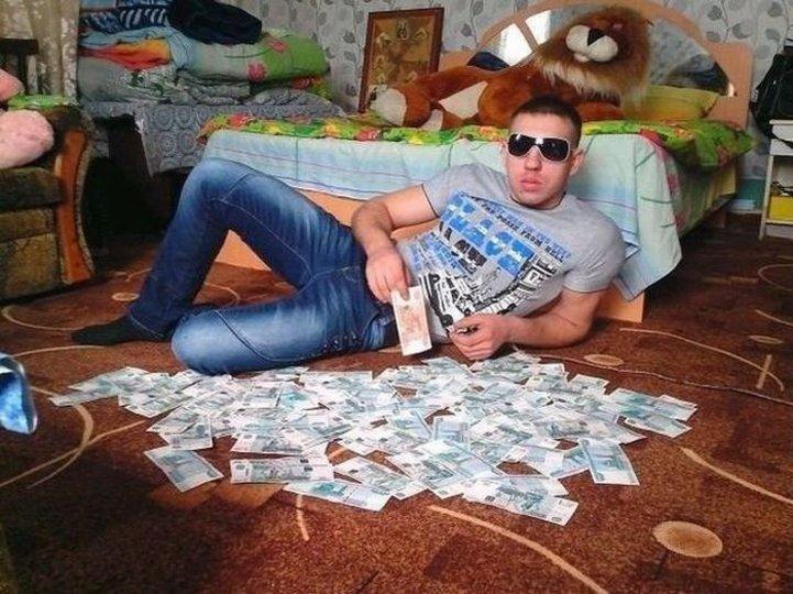 Стала известна средняя зарплата москвича