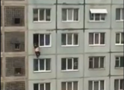 Парень поругался с девушкой, упал из окна и погиб