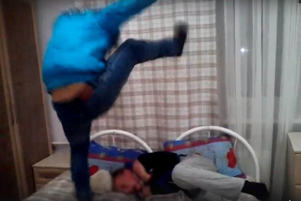 «Дай я покажу как!»: подростки интерната избили 13-летнего мальчика