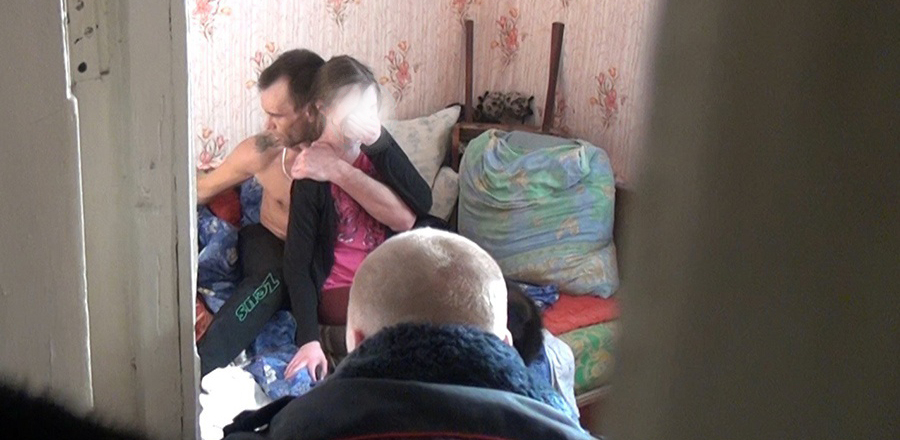 Наркоманы избили мужа барыги на глазах ее дочери