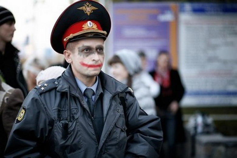 Полицейского оштрафовали за улыбку на совещании