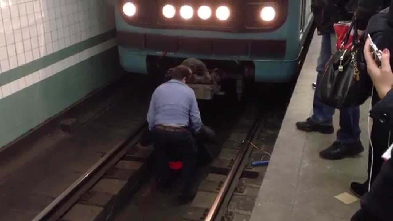 Пьяный мужчина выжил после падения под поезд