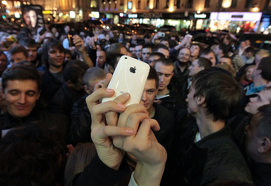 Приставы явились к должнику, когда тот стоял в очереди за iPhone X