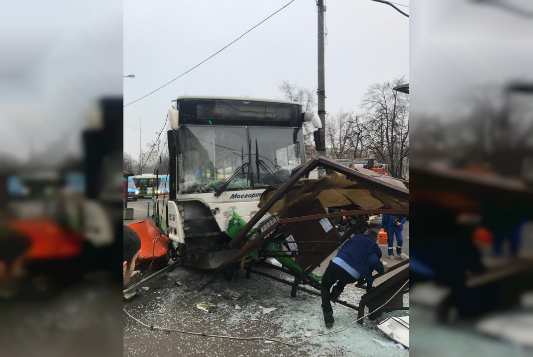 Рейсовый автобус в Москве вновь наехал на пассажиров на остановке