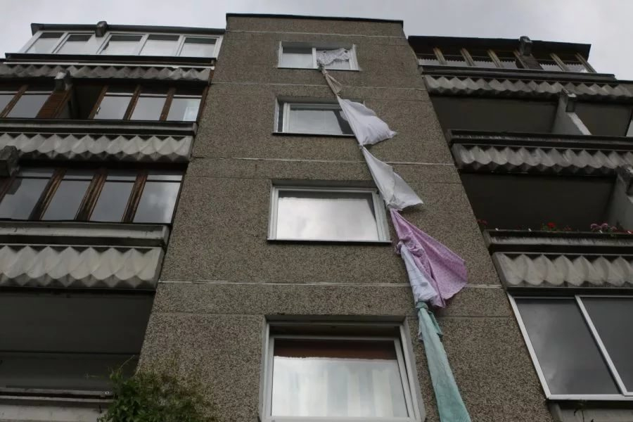 Мужчина разбился насмерть, спускаясь по простыням из окна многоэтажки