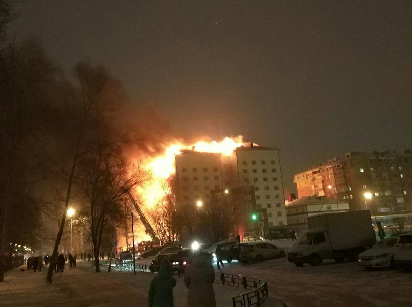 В Тюмени загорелась многоэтажка
