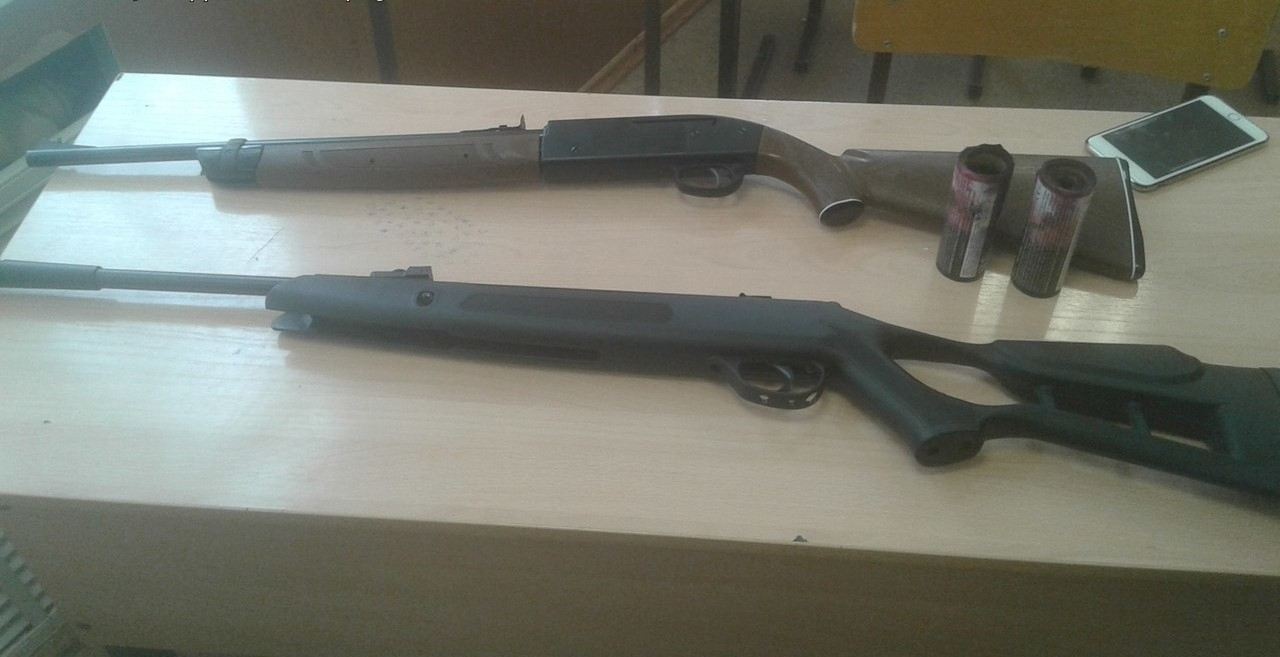 Подросток ворвался в здание колледжа с двумя винтовками