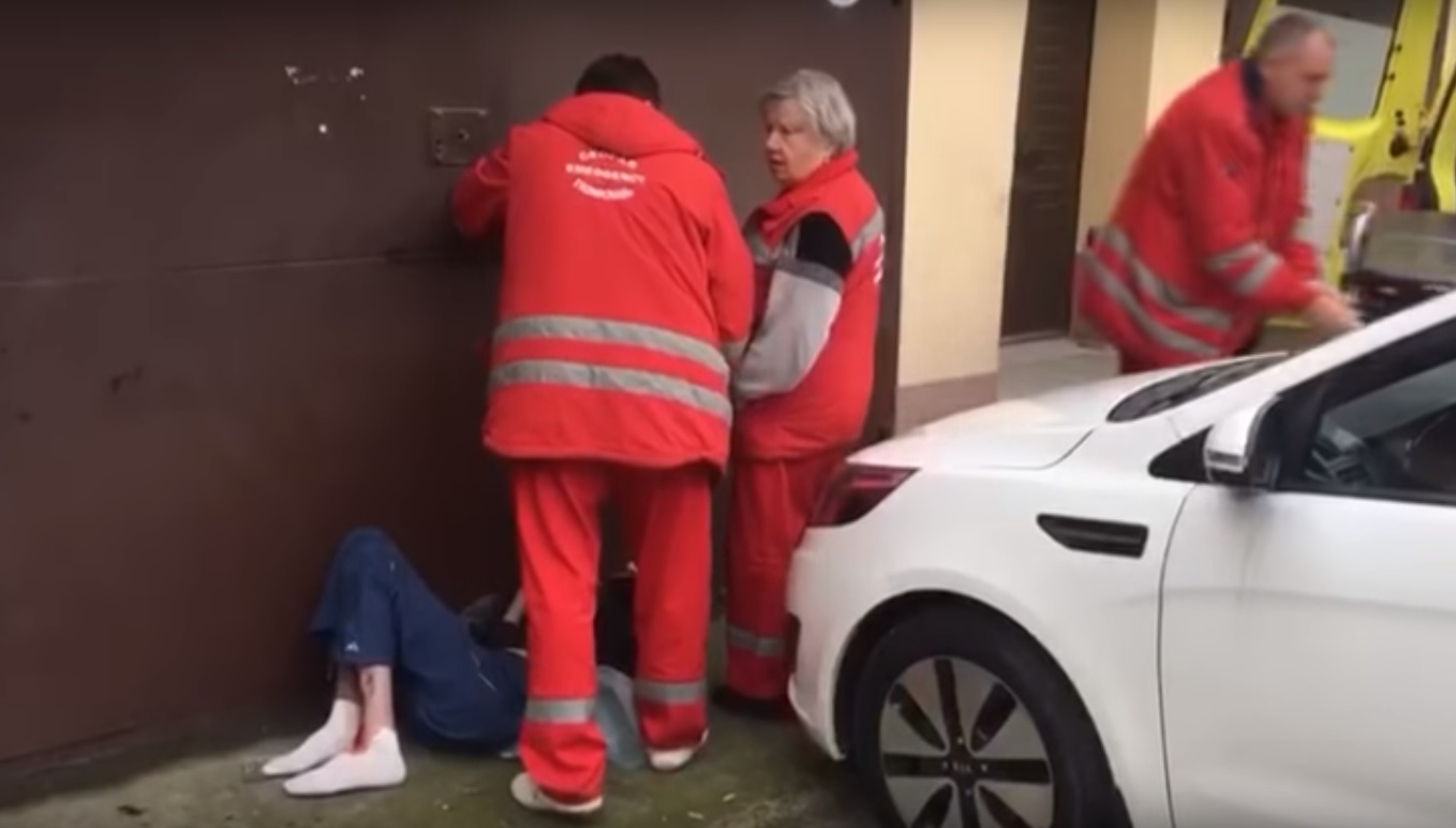 СК назначил проверку действий медсестер, которые бросили пациента на улице