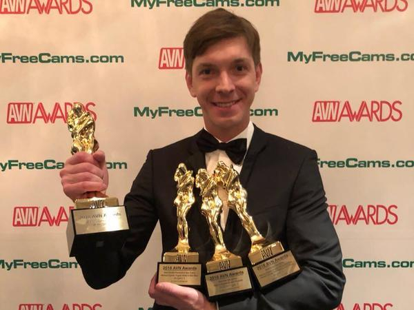 Интеллигентный петербуржец выиграл четыре порно-