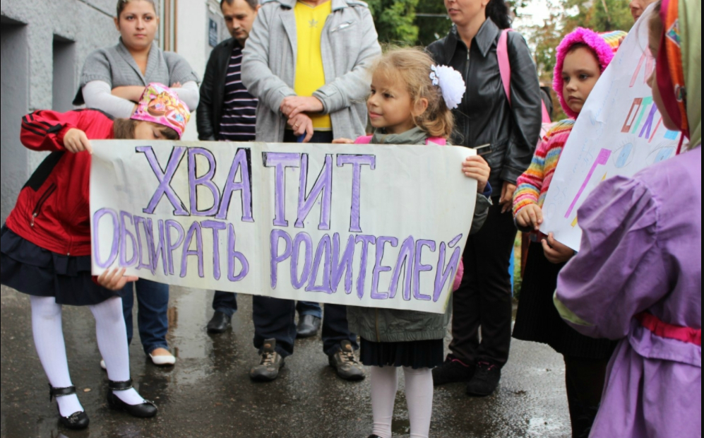«Благодарность только за деньги!». Учительница отобрала грамоту у школьницы