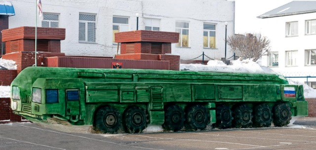 Заключенные слепили из снега «Тополь-М» в натуральную величину