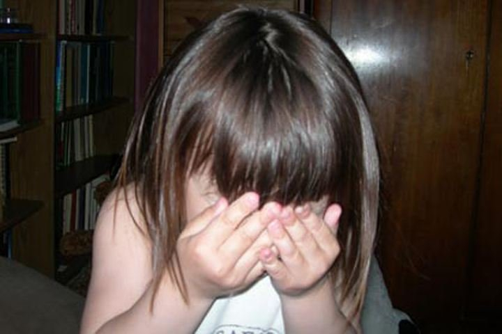 Мужчина насиловал 5-летнюю девочку, пока ее мать спала рядом