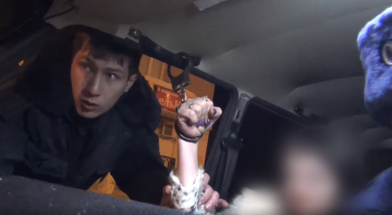 «Рука освободится, своим пацанам позвоню!». Пьяная автоледи разгромила машину полиции