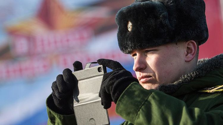 Российским офицерам выдали супертелефоны стоимостью 115 тысяч рублей