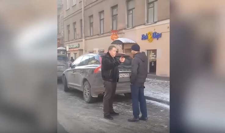 «Я тебя сгною!». Мужчина чуть не сбил пешеходов, а после размахивал прокурорской «корочкой»