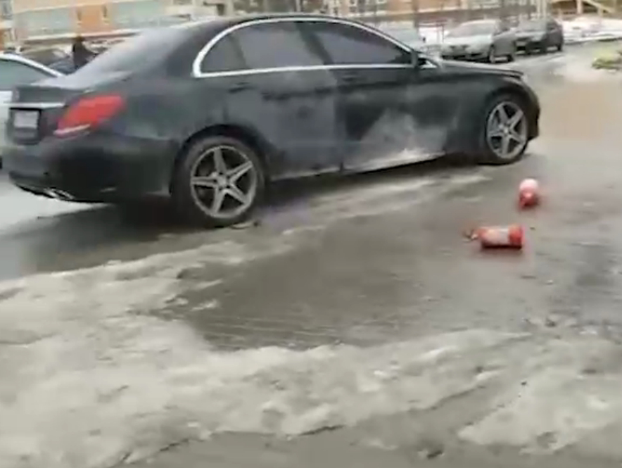 «Видел, как мужчина выползал». В Ростове взорвалась машина вместе с водителем