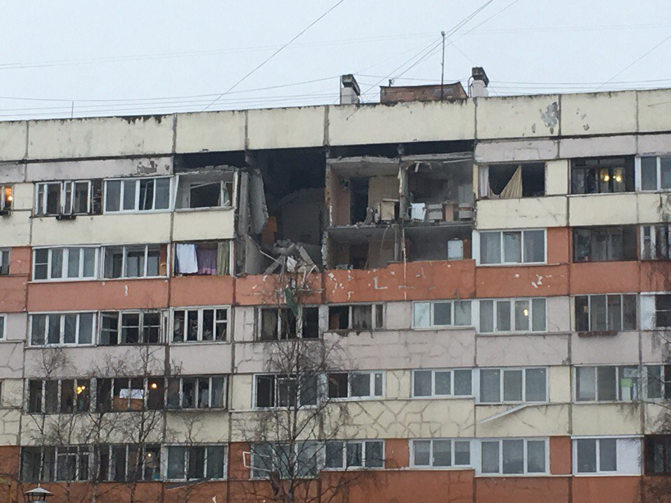 Взрыв прогремел в жилой многоэтажке Петербурга