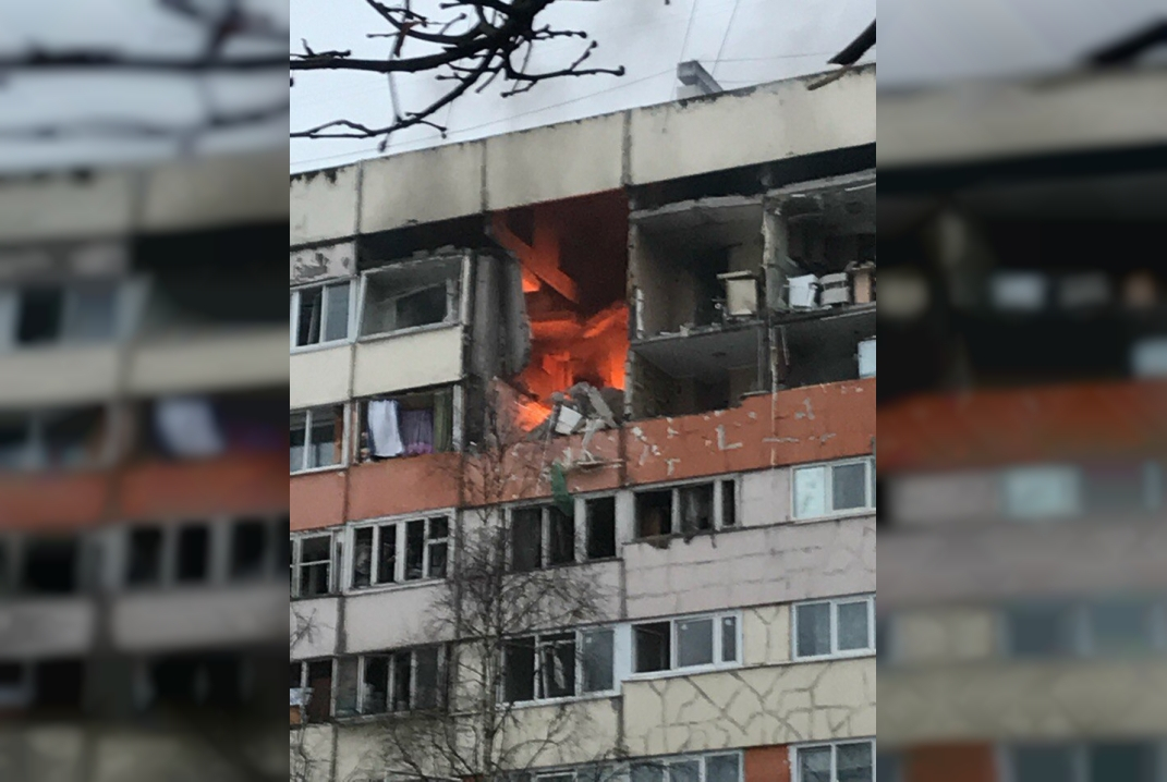 Пожар начался на обрушившихся верхних этажах питерской пятиэтажки